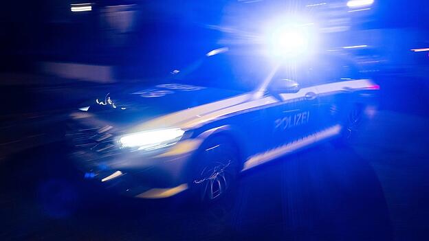 Mehrere Polizeistreifen stoppten den Autofahrer. (Symbolbild) Mehrere Polizeistreifen stoppten den Autofahrer. (Symbolbild)