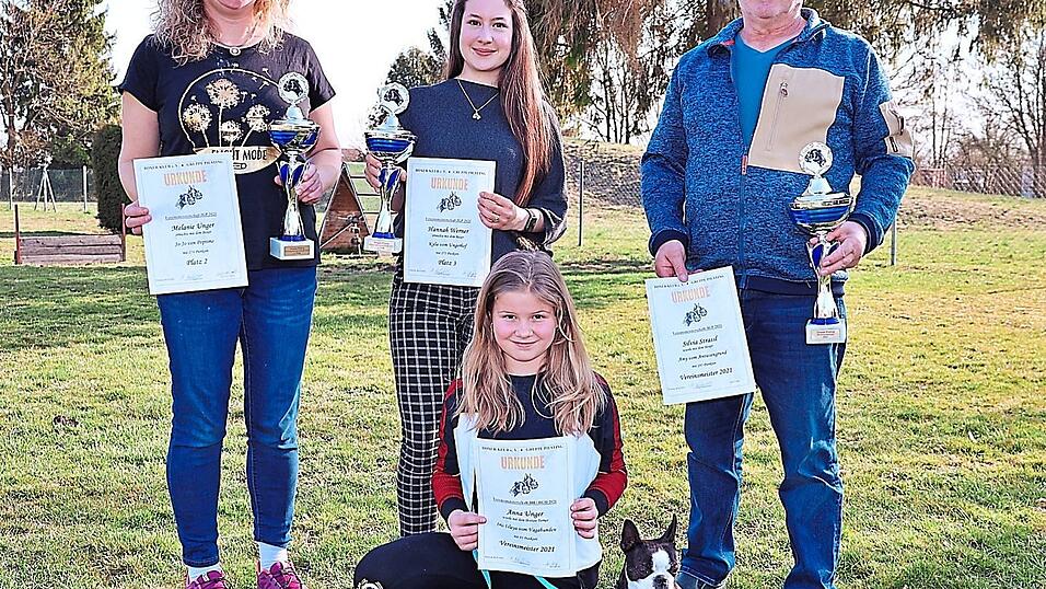 Bei der Übergabe der Ehrungen: Anna Unger, (vorne, Vereinsmeisterin BGH), Melanie Unger (hinten v.l., 2. Vereinsmeisterin IGP1, Hannah Werner (3. Vereinsmeisterin IGP1) mit dem Vorsitzendem des Boxer-Klub, der den Pokal und die Urkunde an 1. Vereinsmeisterin Silvia Straßl zu einem späteren Zeitpunkt überreichen wird. Bei der Übergabe der Ehrungen: Anna Unger, (vorne, Vereinsmeisterin BGH), Melanie Unger (hinten v.l., 2. Vereinsmeisterin IGP1, Hannah Werner (3. Vereinsmeisterin IGP1) mit dem Vorsitzendem des Boxer-Klub, der den Pokal und die Urkunde an 1. Vereinsmeisterin Silvia Straßl zu einem späteren Zeitpunkt überreichen wird.