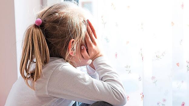 Nach der Schule hat das Mädchen in einem kleinen Raum auf ihre Familie gewartet. (Symbolbild) Nach der Schule hat das Mädchen in einem kleinen Raum auf ihre Familie gewartet. (Symbolbild)