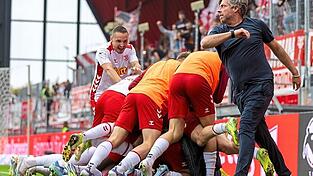 Große Erleichterung beim SSV Jahn Regensburg: Nach dem 2:0 durch Phil Beckhoff in der Nachspielzeit schaut auch Trainer Michael Wimmer bei der Jubeltraube vorbei. Große Erleichterung beim SSV Jahn Regensburg: Nach dem 2:0 durch Phil Beckhoff in der Nachspielzeit schaut auch Trainer Michael Wimmer bei der Jubeltraube vorbei.