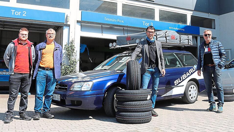 Simon und Martin Schwitz (von links) und Hans Lindner (rechts) freuen sich mit ihrem Sponsor Michael Simmel auf das Abenteuer im August. Simon und Martin Schwitz (von links) und Hans Lindner (rechts) freuen sich mit ihrem Sponsor Michael Simmel auf das Abenteuer im August.