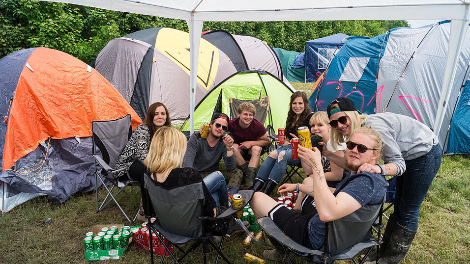 Auf dem Campingplatz lassen es die Pfingst-Open-Air-Besucher richtig krachen, aufgenommen von Regina Hölzel am Freitag. Auf dem Campingplatz lassen es die Pfingst-Open-Air-Besucher richtig krachen, aufgenommen von Regina Hölzel am Freitag.