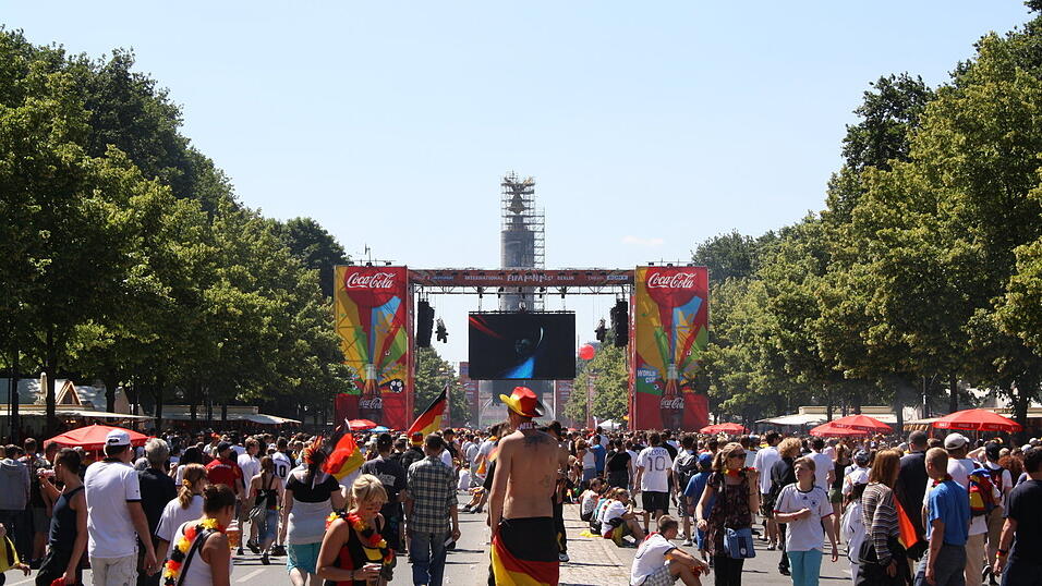 Christian Fertl war am Sonntag auf der Fanmeile in Berlin und erlebte dort das Achtelfinale gegen England auf Großleinwand. Christian Fertl war am Sonntag auf der Fanmeile in Berlin und erlebte dort das Achtelfinale gegen England auf Großleinwand.