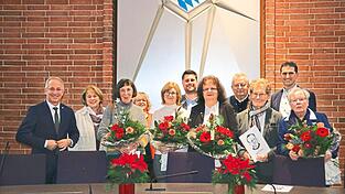 Die Preisträger Maria Birkeneder (rechts) und der Arbeitskreis Heimatgeschichte Mitterfels mit Franz Tosch, im Verein verantwortlich für das „Mitterfelser Magazin“ und den Internet-Auftritt, Vorsitzender Elisabeth Vogl, stellvertretender Vorsitzenden Cornelia Landstorfer, Schriftführerin Gertrud Graf sowie Robert Elsberger von der Sparkasse Niederbayern-Mitte (von rechts nach links). Die Bank hat den Landkreis beim Ankauf neuer Medaillen unterstützt. Zweite Reihe von rechts: Andreas Liebl, Bürgermeister von Mitterfels, Landrat Josef Laumer und seine Stellvertreter Andreas Aichinger, Martha Altweck-Glöbl und Barbara Unger Die Preisträger Maria Birkeneder (rechts) und der Arbeitskreis Heimatgeschichte Mitterfels mit Franz Tosch, im Verein verantwortlich für das „Mitterfelser Magazin“ und den Internet-Auftritt, Vorsitzender Elisabeth Vogl, stellvertretender Vorsitzenden Cornelia Landstorfer, Schriftführerin Gertrud Graf sowie Robert Elsberger von der Sparkasse Niederbayern-Mitte (von rechts nach links). Die Bank hat den Landkreis beim Ankauf neuer Medaillen unterstützt. Zweite Reihe von rechts: Andreas Liebl, Bürgermeister von Mitterfels, Landrat Josef Laumer und seine Stellvertreter Andreas Aichinger, Martha Altweck-Glöbl und Barbara Unger