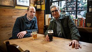 Im Pub unterhält sich Prinz William (l.) mit dem kanadischen Schauspieler Eugene Levy über Themen, die ansonsten oft tabu sind. Im Pub unterhält sich Prinz William (l.) mit dem kanadischen Schauspieler Eugene Levy über Themen, die ansonsten oft tabu sind.