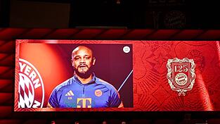 Vincent Kompany meldete sich mitten in der PSG-Vorbereitung mit einer Video-Botschaft bei den Mitgliedern. Vincent Kompany meldete sich mitten in der PSG-Vorbereitung mit einer Video-Botschaft bei den Mitgliedern.