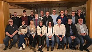 Die Kandidaten für die Kreistagsliste der AfD: Vorne rechts, sitzend, MdL Oskar Atzinger, daneben MdL Johann Müller, dahinter, stehend, 2. von rechts. Bezirksrat Markus Hesse Die Kandidaten für die Kreistagsliste der AfD: Vorne rechts, sitzend, MdL Oskar Atzinger, daneben MdL Johann Müller, dahinter, stehend, 2. von rechts. Bezirksrat Markus Hesse