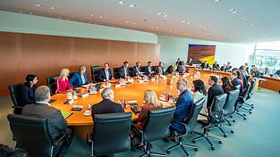 Das Gesetz für ein stabiles Rentenniveau bis 2031 und bessere Renten für Millionen Mütter ist auf dem Weg. Das Bundeskabinett billigte einen Entwurf von Sozialministerin Bärbel Bas. Das Gesetz für ein stabiles Rentenniveau bis 2031 und bessere Renten für Millionen Mütter ist auf dem Weg. Das Bundeskabinett billigte einen Entwurf von Sozialministerin Bärbel Bas.