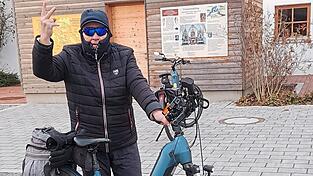 'Geschafft!': Hans-Josef Ersfeld knackt bei Frauensattling nahe Vilsbiburg am 18. Dezember 2024 seine persönliche Bestleistung von 10 000 Radfahrkilometern in einem Jahr. 'Geschafft!': Hans-Josef Ersfeld knackt bei Frauensattling nahe Vilsbiburg am 18. Dezember 2024 seine persönliche Bestleistung von 10 000 Radfahrkilometern in einem Jahr.