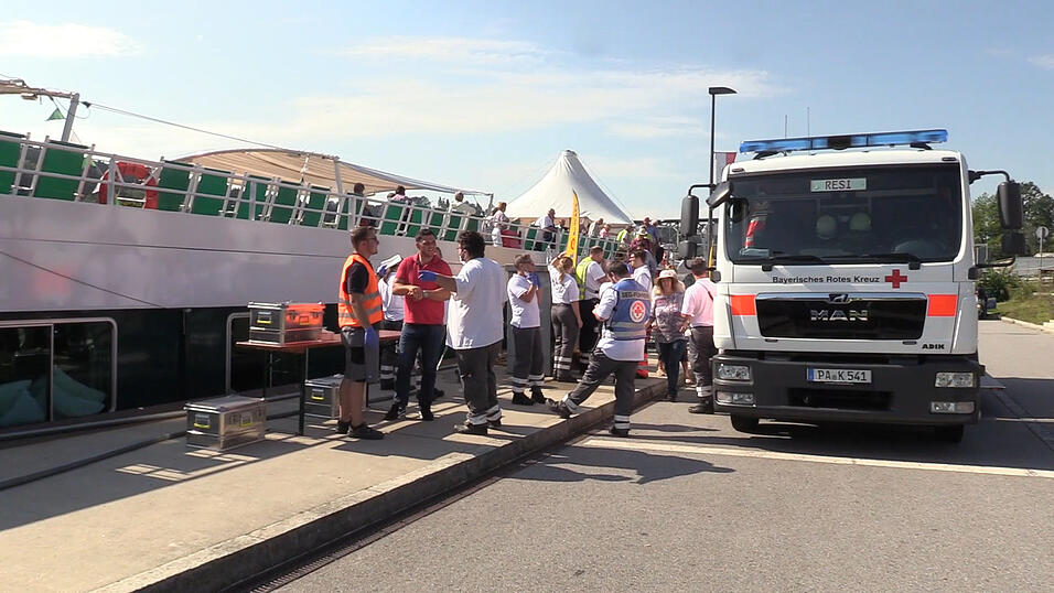 Magen-Darm-Infekt an Bord einer Donau-Kreuzfahrt! Etwa 120 Gäste waren von Ungarn aus mit dem Schiff nach Passau gestartet. Dort mussten letztlich 13 Passagiere ärztlich versorgt werden. Magen-Darm-Infekt an Bord einer Donau-Kreuzfahrt! Etwa 120 Gäste waren von Ungarn aus mit dem Schiff nach Passau gestartet. Dort mussten letztlich 13 Passagiere ärztlich versorgt werden.
