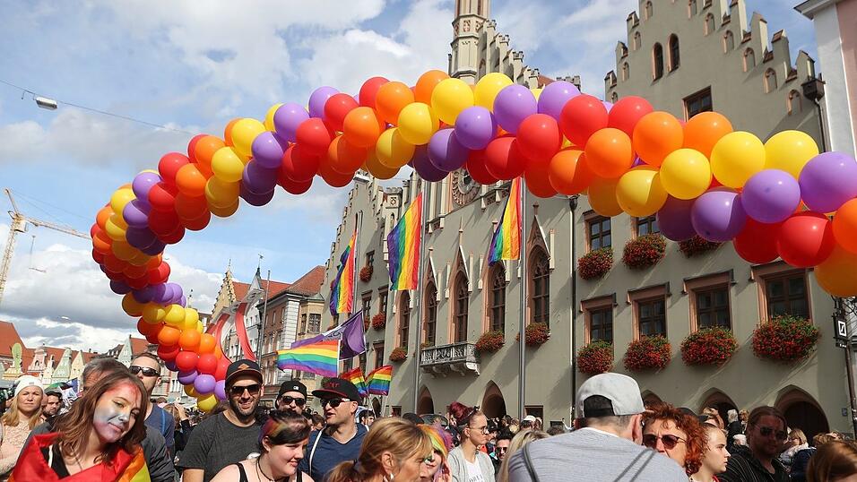 Knapp 2.000 Teilnehmer feierten am Samstag in Landhut den ersten Christopher-Street-Day Niederbayerns. Knapp 2.000 Teilnehmer feierten am Samstag in Landhut den ersten Christopher-Street-Day Niederbayerns.