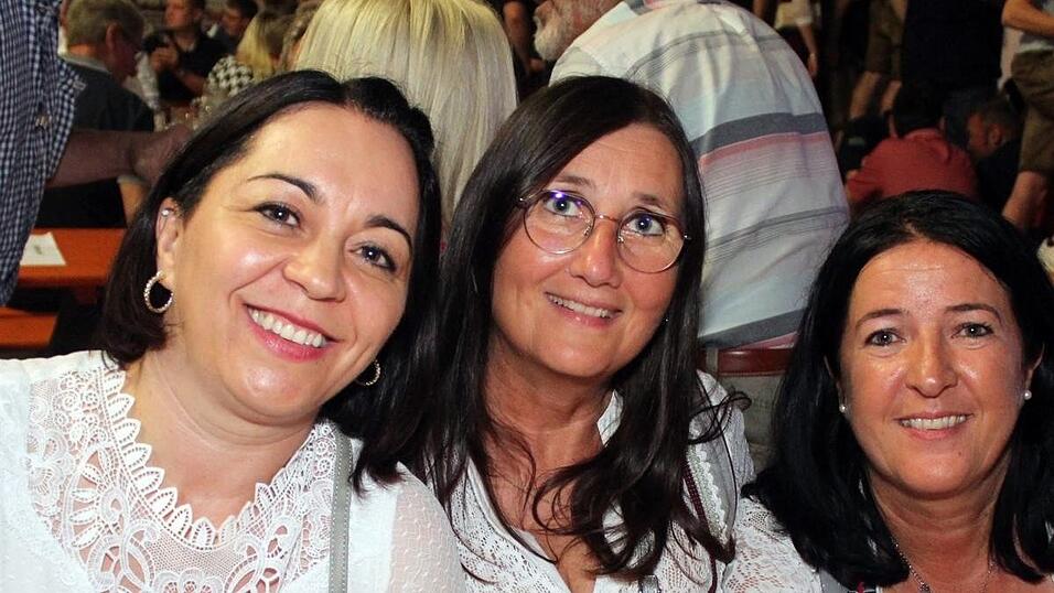 Zur Musik von Headless wurde ausgelassen gefeiert. Zur Musik von Headless wurde ausgelassen gefeiert.