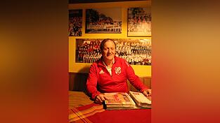 Mit 70 viel erlebt: Für den Fototermin blättert Jubilar Alois Kreis in den Privatarchiven, die von der glorreichen Landesliga-Zeit des 1. FC Miltach künden. Doch der einstige Trainer hängt nicht in der Vergangenheit fest. Gemeinsam mit Roland Heigl ist er Fußball-Abteilungsleiter seines Herzensvereins. Denn auch Kreis-Liga ist spannend... Mit 70 viel erlebt: Für den Fototermin blättert Jubilar Alois Kreis in den Privatarchiven, die von der glorreichen Landesliga-Zeit des 1. FC Miltach künden. Doch der einstige Trainer hängt nicht in der Vergangenheit fest. Gemeinsam mit Roland Heigl ist er Fußball-Abteilungsleiter seines Herzensvereins. Denn auch Kreis-Liga ist spannend...