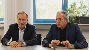 Peter Steinl (l.) und Georg Holzinger im Interview zum Einstieg von Shibaura bei dem Altdorfer Familienbetrieb Peter Steinl (l.) und Georg Holzinger im Interview zum Einstieg von Shibaura bei dem Altdorfer Familienbetrieb