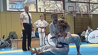 Lea Eisele mit Sarah Pfeiffer mit Abschlusstechnik Stockwürgen. Lea Eisele mit Sarah Pfeiffer mit Abschlusstechnik Stockwürgen.