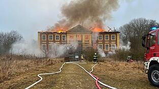 Die Polizei geht von Brandstiftung aus. Die Polizei geht von Brandstiftung aus.
