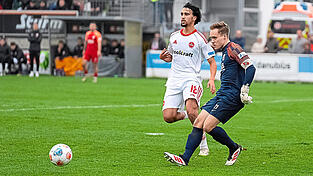 Hankofens Torwart Sebastian Maier (r.) tut wie immer sein Möglichstes, kann aber auch gegen den 1. FC Nürnberg II nicht alle Fehler der Vorderleute im Spielaufbau ausbügeln. Hankofens Torwart Sebastian Maier (r.) tut wie immer sein Möglichstes, kann aber auch gegen den 1. FC Nürnberg II nicht alle Fehler der Vorderleute im Spielaufbau ausbügeln.