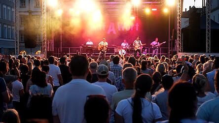 „Auf A Wort“ heitzte mit Austro-Pop und viel Schmäh den 1.200 Gästen am Samstagabend beim Stadtplatz-Open-Air richtig gut ein. „Auf A Wort“ heitzte mit Austro-Pop und viel Schmäh den 1.200 Gästen am Samstagabend beim Stadtplatz-Open-Air richtig gut ein.