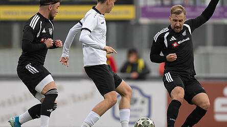 Die Landauer (in schwarzen Trikots) überzeugen mit ihrer Defensivarbeit wie zuletzt beim 2:0-Sieg über Oberschneiding, nun ist eine solche Leistung im Duell mit dem Mitaufsteiger aus Adlkofen gefordert. Die Landauer (in schwarzen Trikots) überzeugen mit ihrer Defensivarbeit wie zuletzt beim 2:0-Sieg über Oberschneiding, nun ist eine solche Leistung im Duell mit dem Mitaufsteiger aus Adlkofen gefordert.