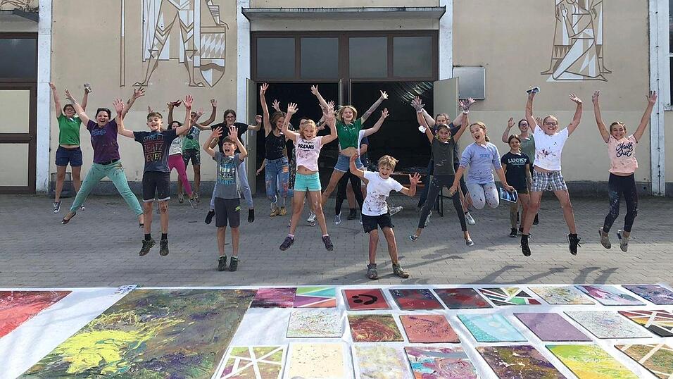 Mit Begeisterung präsentierten die jungen Freizeitmaler ihre Werke nach getaner Arbeit vor der Further Drachensichtfesthalle. Mit Begeisterung präsentierten die jungen Freizeitmaler ihre Werke nach getaner Arbeit vor der Further Drachensichtfesthalle.