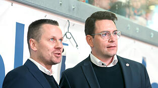 Mission erfüllt: Ales Jirik (links) avancierte am Sonntag für den verhinderten Uwe Krupp zum Cheftrainer und der Sportliche Leiter Max Brandl (rechts) sprang als „Co“ ein. „Es ist wurscht, wer hinter dieser Mannschaft steht - sie hat so viel Charakter“, sagte der 44-jährige Deutsch-Tscheche hinterher. Mission erfüllt: Ales Jirik (links) avancierte am Sonntag für den verhinderten Uwe Krupp zum Cheftrainer und der Sportliche Leiter Max Brandl (rechts) sprang als „Co“ ein. „Es ist wurscht, wer hinter dieser Mannschaft steht - sie hat so viel Charakter“, sagte der 44-jährige Deutsch-Tscheche hinterher.