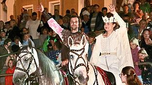 Hoch zu Ross verließen Antonia und Tobias winkend die Festspielarena. Hoch zu Ross verließen Antonia und Tobias winkend die Festspielarena.