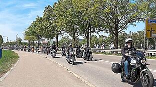 Die Motorradfahrer starten zum Korso durch die Innenstadt. Die Motorradfahrer starten zum Korso durch die Innenstadt.