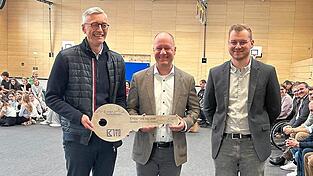 Symbolische Schlüsselübergabe: (v.l.) Hauptplaner Stefan Sterl, Bürgermeister Thomas Etschmann und Projektleiter Lukas Bachl. Symbolische Schlüsselübergabe: (v.l.) Hauptplaner Stefan Sterl, Bürgermeister Thomas Etschmann und Projektleiter Lukas Bachl.