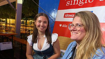 Entspannte Atmosphäre: Single-Couch-Teilnehmerin Julia (links) mit LZ-Redakteurin Claudia Hagn, kurz vor dem Interview. Entspannte Atmosphäre: Single-Couch-Teilnehmerin Julia (links) mit LZ-Redakteurin Claudia Hagn, kurz vor dem Interview.