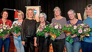 Ehrungen: Dankesworte und Geschenke gab es aus der Hand von Bürgermeisterin Susanne Hoyer (3.v.l.) für Magdalena Scheurenbrand, Cathleen Schmid, Hildegard Pflügler, Waltraud Bauer, Eva Harrant und Ursula Huber (v.l.). Ehrungen: Dankesworte und Geschenke gab es aus der Hand von Bürgermeisterin Susanne Hoyer (3.v.l.) für Magdalena Scheurenbrand, Cathleen Schmid, Hildegard Pflügler, Waltraud Bauer, Eva Harrant und Ursula Huber (v.l.).