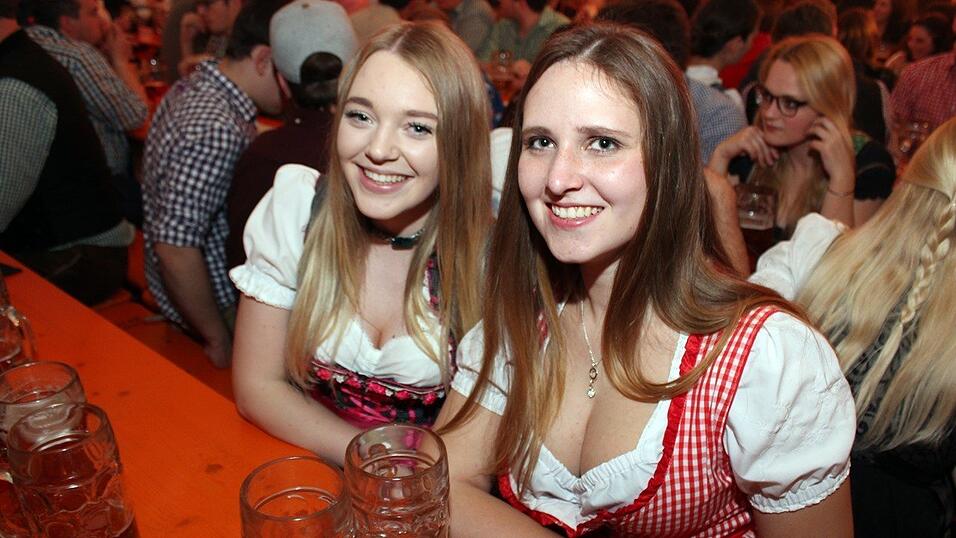 Die Frühjahrsdult 2017 in Landshut neigt sich dem Ende entgegen. Grund genug, noch einmal richtig in den Bierzelten zu feiern - abgerundet vom traditionellen Feuerwerk. Die Frühjahrsdult 2017 in Landshut neigt sich dem Ende entgegen. Grund genug, noch einmal richtig in den Bierzelten zu feiern - abgerundet vom traditionellen Feuerwerk.