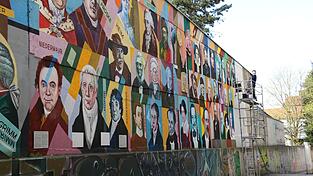 Oleg Kuzenko bei der Arbeit: 132 Regensburger Persönlichkeiten hat er auf der Mauer verewigt. Oleg Kuzenko bei der Arbeit: 132 Regensburger Persönlichkeiten hat er auf der Mauer verewigt.