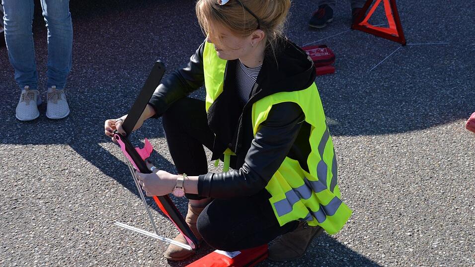 Sophia beim Aufbauen des Warndreiecks. Sophia beim Aufbauen des Warndreiecks.