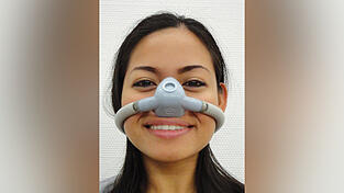 Über so eine Nasenmaske atmen die Patienten ein Gemisch aus Lachgas und Sauerstoff ein. Über so eine Nasenmaske atmen die Patienten ein Gemisch aus Lachgas und Sauerstoff ein.