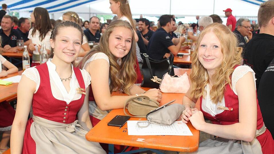 Zur Musik von Headless wurde ausgelassen gefeiert. Zur Musik von Headless wurde ausgelassen gefeiert.