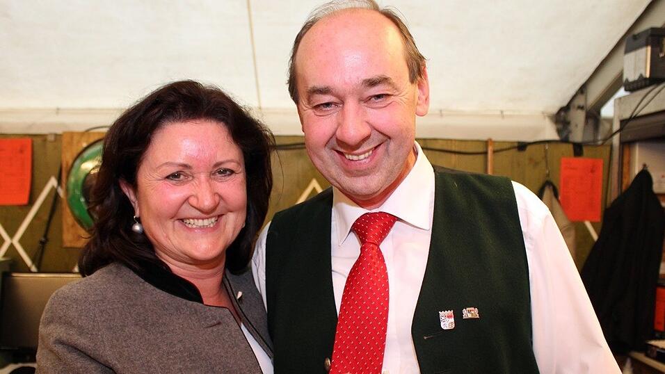Die Frühjahrsdult 2017 in Landshut neigt sich dem Ende entgegen. Grund genug, noch einmal richtig in den Bierzelten zu feiern - abgerundet vom traditionellen Feuerwerk. Die Frühjahrsdult 2017 in Landshut neigt sich dem Ende entgegen. Grund genug, noch einmal richtig in den Bierzelten zu feiern - abgerundet vom traditionellen Feuerwerk.