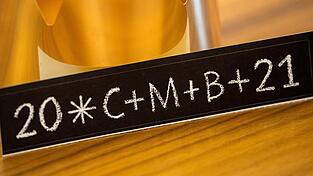 Ein schiefer und von Kratzern umgebener Aufkleber an einer Haustüre brachte am Montag Pilstinger Sternsinger vor Gericht. (Symbolbild) Ein schiefer und von Kratzern umgebener Aufkleber an einer Haustüre brachte am Montag Pilstinger Sternsinger vor Gericht. (Symbolbild)