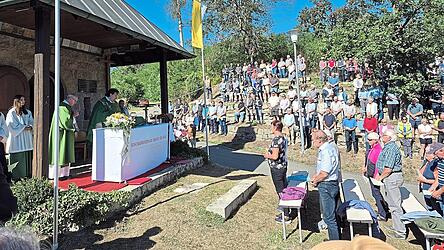 Bei schönem Spätsommerwetter genießen am Sonntag zahlreiche Wallfahrer neben Gebet und Gesang auch das besondere Naturambiente rund um die Wallfahrtskirche mit allen Sinnen. Bei schönem Spätsommerwetter genießen am Sonntag zahlreiche Wallfahrer neben Gebet und Gesang auch das besondere Naturambiente rund um die Wallfahrtskirche mit allen Sinnen.