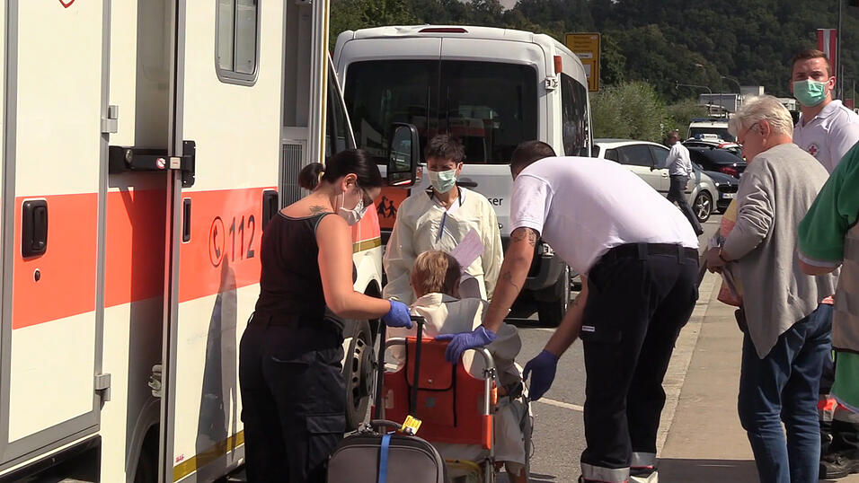 Magen-Darm-Infekt an Bord einer Donau-Kreuzfahrt! Etwa 120 Gäste waren von Ungarn aus mit dem Schiff nach Passau gestartet. Dort mussten letztlich 13 Passagiere ärztlich versorgt werden. Magen-Darm-Infekt an Bord einer Donau-Kreuzfahrt! Etwa 120 Gäste waren von Ungarn aus mit dem Schiff nach Passau gestartet. Dort mussten letztlich 13 Passagiere ärztlich versorgt werden.