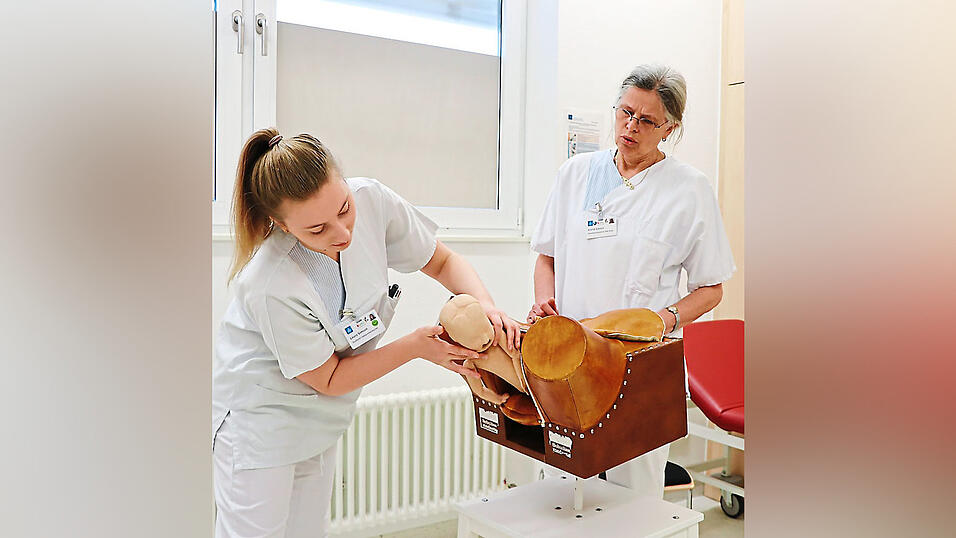 An einem Übungsbecken übt Giesen mit den Studentinnen,wie man als Hebamme bei einer Geburt agiert. An einem Übungsbecken übt Giesen mit den Studentinnen,wie man als Hebamme bei einer Geburt agiert.