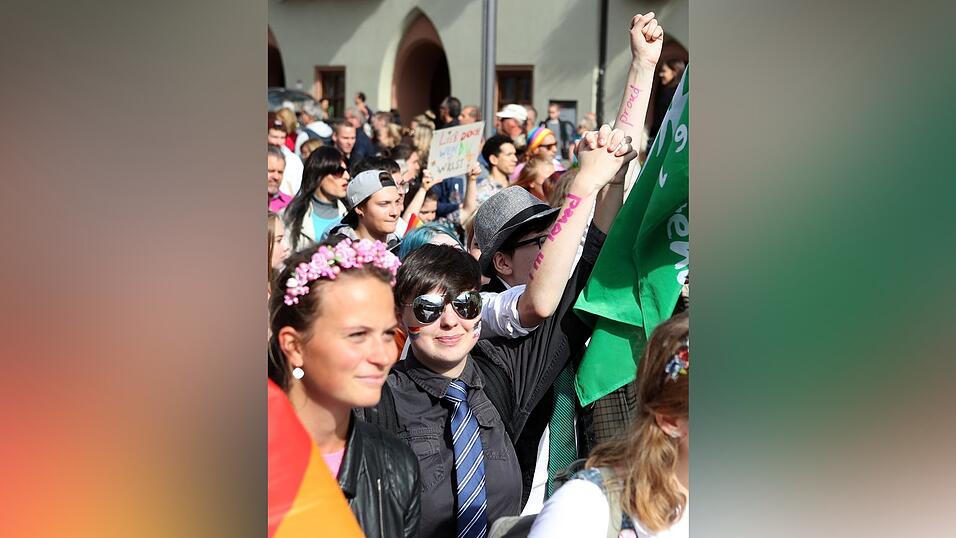 Knapp 2.000 Teilnehmer feierten am Samstag in Landhut den ersten Christopher-Street-Day Niederbayerns. Knapp 2.000 Teilnehmer feierten am Samstag in Landhut den ersten Christopher-Street-Day Niederbayerns.