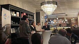 Drei Mal pro, drei Mal contra: Die Diskutanten tragen abwechselnd ihre Argumente vor - dann entscheidet eine Jury anhand eines Bewertungsbogens, wer überzeugender war. Drei Mal pro, drei Mal contra: Die Diskutanten tragen abwechselnd ihre Argumente vor - dann entscheidet eine Jury anhand eines Bewertungsbogens, wer überzeugender war.