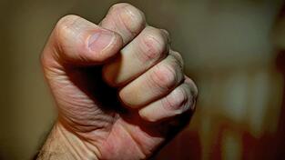 Die unbekannten Männer sollen den 36-Jährigen attackiert haben. (Symbolbild) Die unbekannten Männer sollen den 36-Jährigen attackiert haben. (Symbolbild)