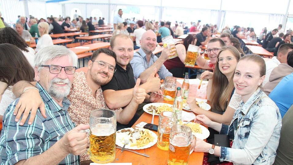 Zur Musik von Headless wurde ausgelassen gefeiert. Zur Musik von Headless wurde ausgelassen gefeiert.