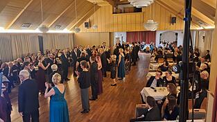 Die beliebte Münchner Française zur Musik der Fledermausquadrille von Johann Strauss wird auch beim Orchesterball 2026 getanzt. Der Kartenverkauf beginnt am 1. Dezember. Die beliebte Münchner Française zur Musik der Fledermausquadrille von Johann Strauss wird auch beim Orchesterball 2026 getanzt. Der Kartenverkauf beginnt am 1. Dezember.