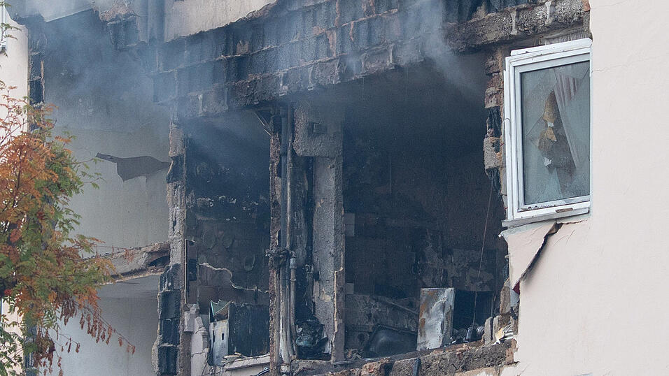 Die Fassade des Hauses wurde schwer beschädigt. Die Fassade des Hauses wurde schwer beschädigt.