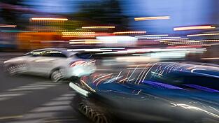 Ältere Fahrer sind gemessen an ihrem Bevölkerungsanteil seltener in Unfälle verstrickt als jüngere. (Symbolbild) Ältere Fahrer sind gemessen an ihrem Bevölkerungsanteil seltener in Unfälle verstrickt als jüngere. (Symbolbild)