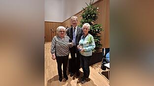 Ein Ehrenzeichen der Gemeinde erhielt Christa Rauhmeier und Doris Weiß. Ein Ehrenzeichen der Gemeinde erhielt Christa Rauhmeier und Doris Weiß.