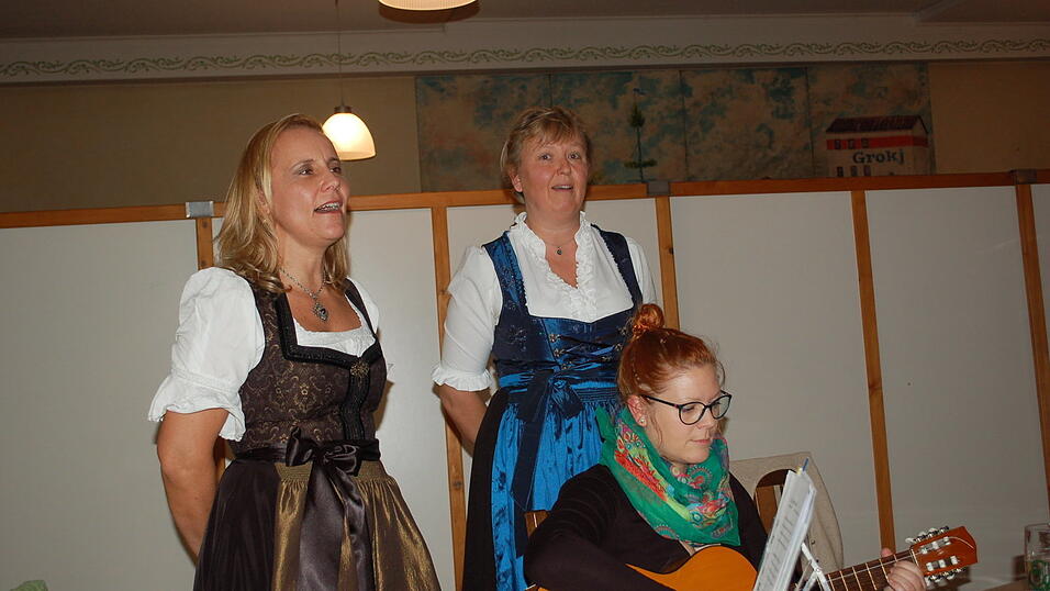 Die Damen der 'Göpferdinger Stubnmusi' bei ihren musikalischen Darbietungen bei der Weihnachtsfeier. Die Damen der 'Göpferdinger Stubnmusi' bei ihren musikalischen Darbietungen bei der Weihnachtsfeier.
