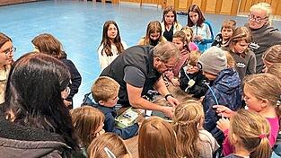 Die Kinder beobachten das Herstellen und Drehen eines Hanfs. Die Kinder beobachten das Herstellen und Drehen eines Hanfs.
